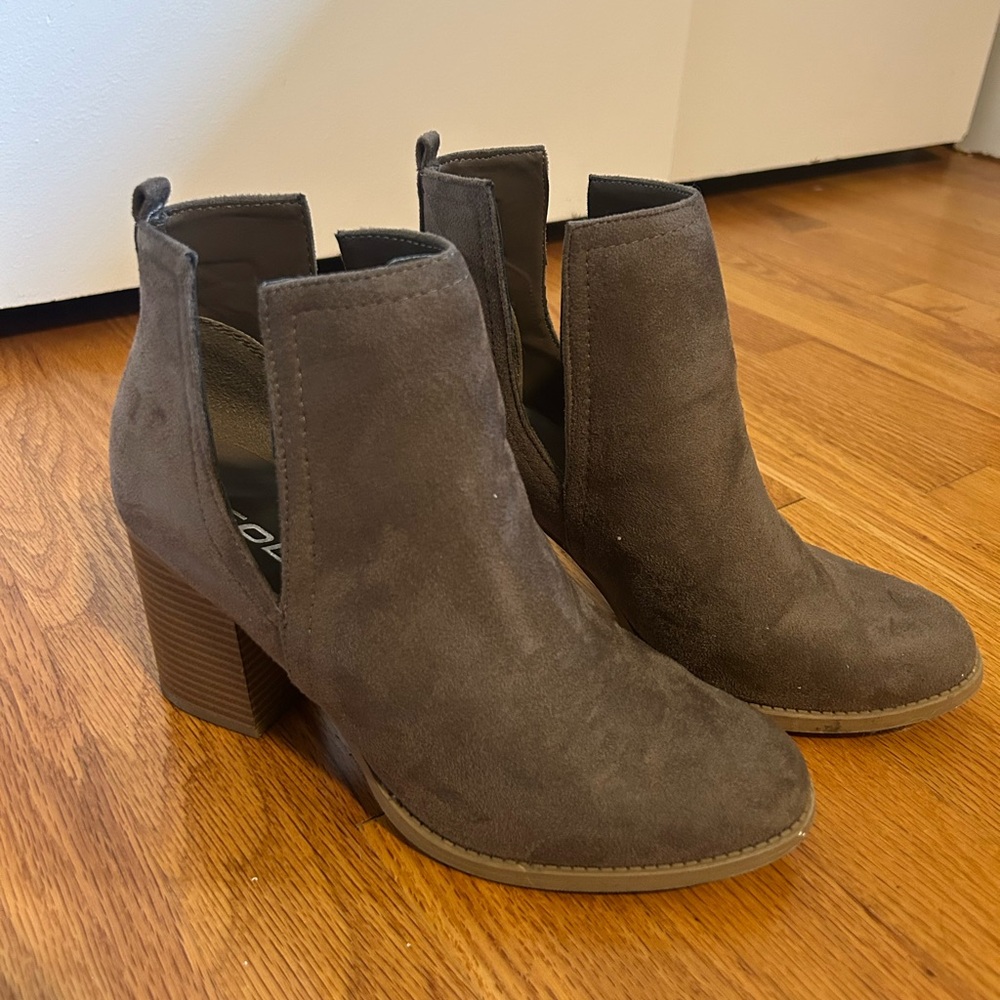 Women’s brown/camel suede boots - size 7.5